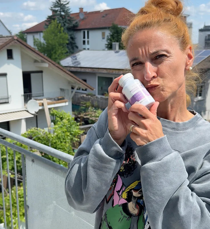 Frau mit Hitzewallungen und Schlafproblemen während der Wechseljahre